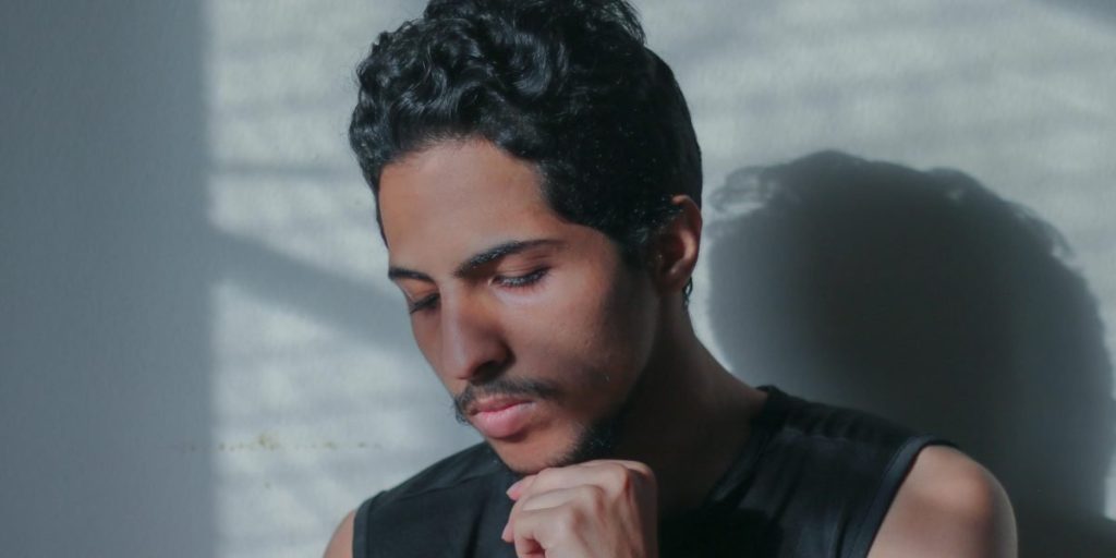 This article explains how psychosis symptoms—like hallucinations, delusions, paranoia, and social withdrawal—often begin subtly and can be missed or dismissed,...