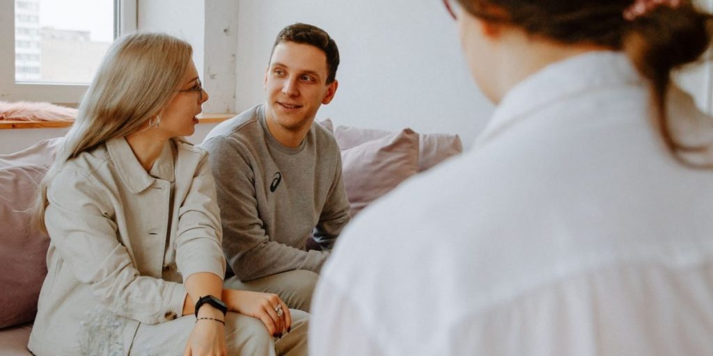 Therapist for Relationship Problems Helps Men Break Free from Loneliness