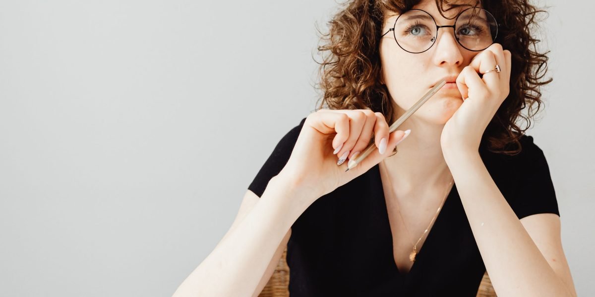 A person carefully considering options, reflecting the process of evaluating and choosing a safe and effective mental health app.